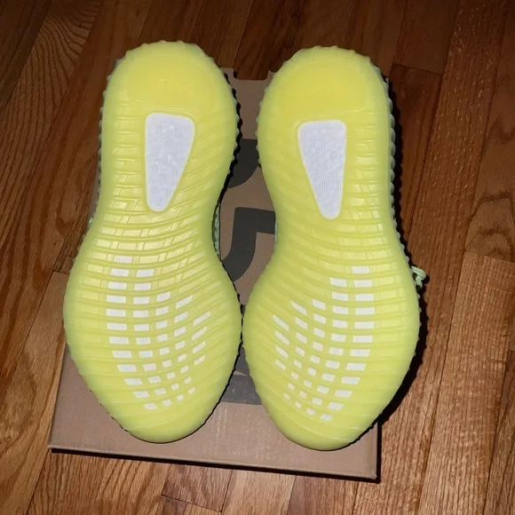 GLOW in dark Neon Green Adidas Yeezy Boost 350 V2 BRAND NEW - Picture 6 of 6